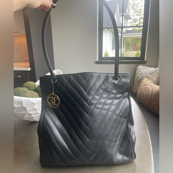 Chanel medallion caviar v stitch chevron tote - Picture 3 of 12